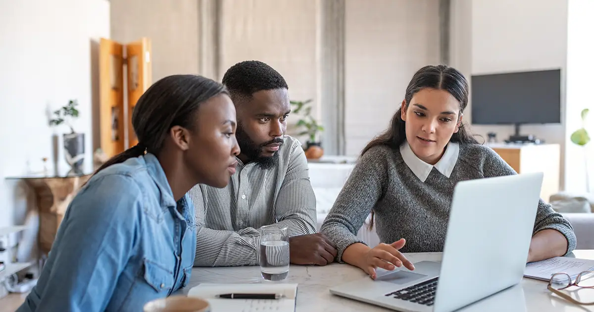 examiner un plan d'épargne sur un ordinateur portable