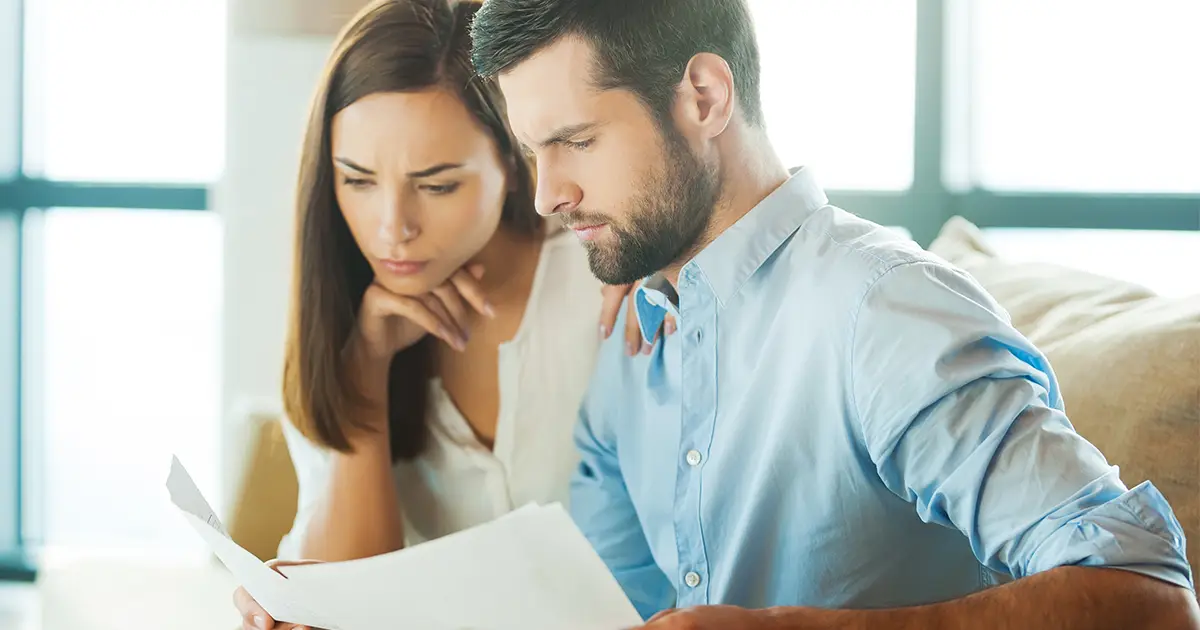 Jeune homme et femme concentrés détenant des documents