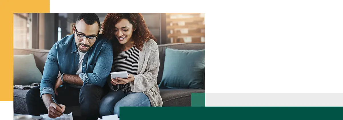 Calculatrice, documents financiers ou couple heureux avec documents budgétaires