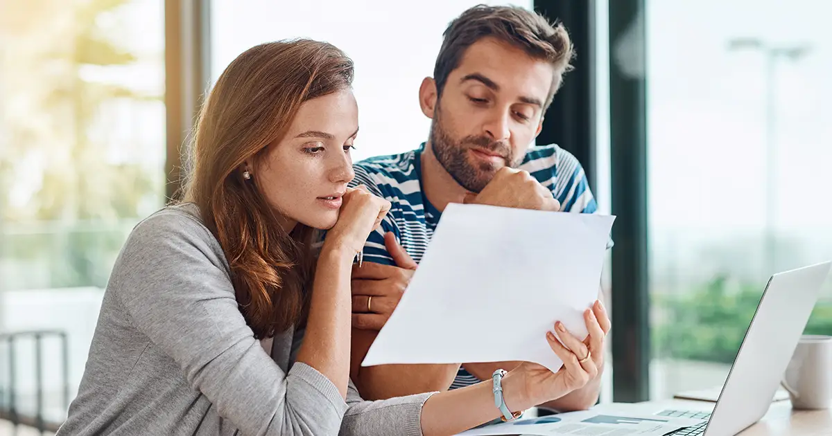 Couple examinant le budget de leur ménage