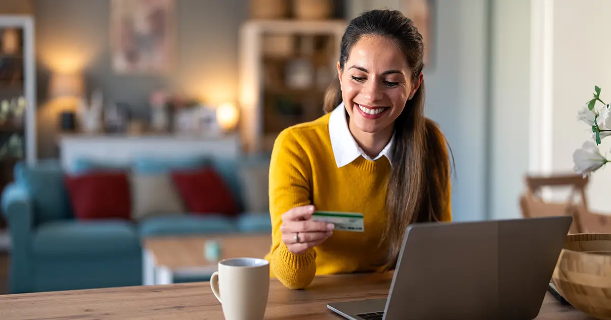 Faire des achats en ligne sur un ordinateur portable avec une carte de crédit au bureau à domicile
