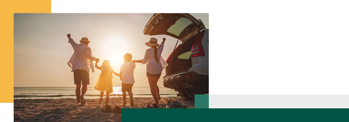 Vacances en famille Une famille heureuse courant sur la plage le soir