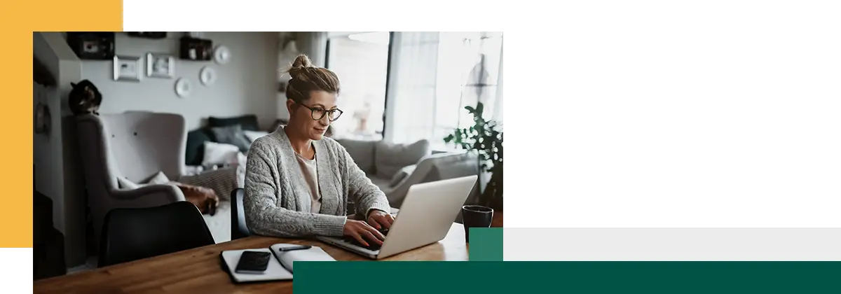 Un mari et une femme concentrés sont assis à table à la maison et examinent la paperasse.