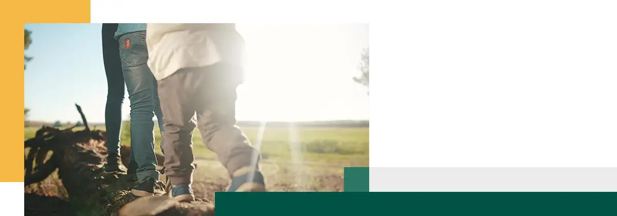 Gros plan des jambes d'un groupe d'enfants jouant dans le parc