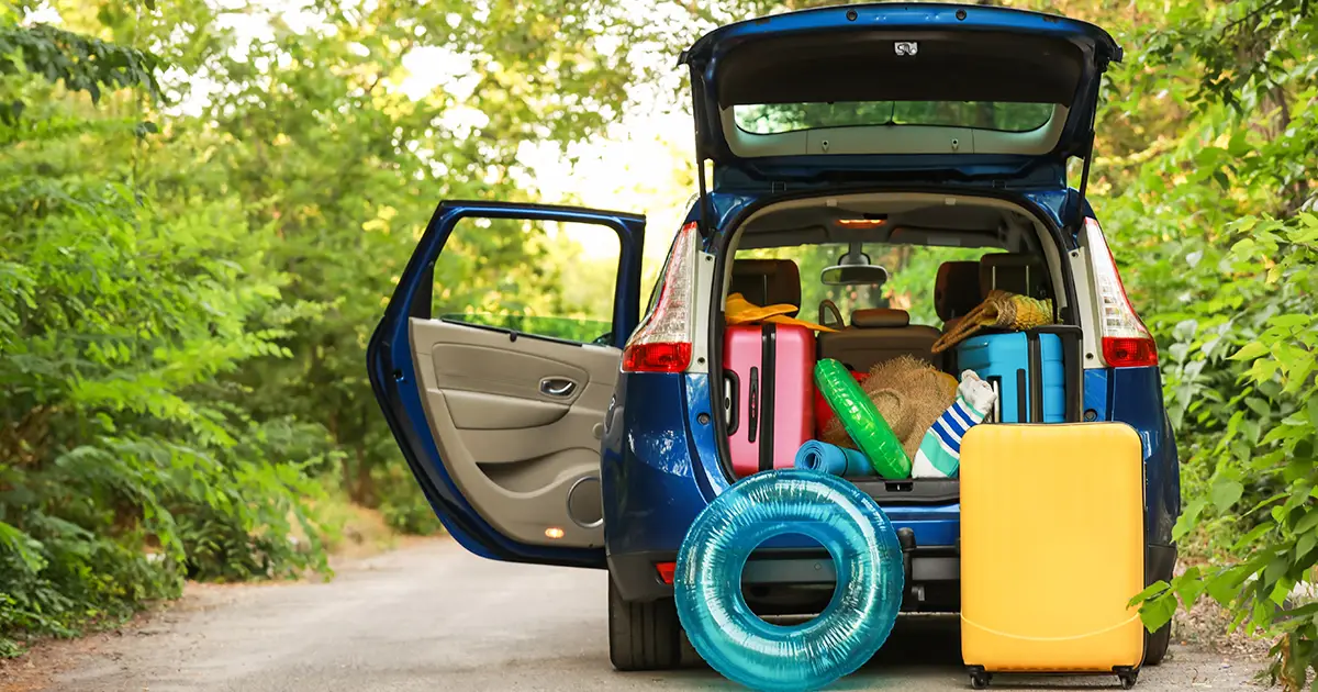 Voiture moderne avec bagages à l'extérieur