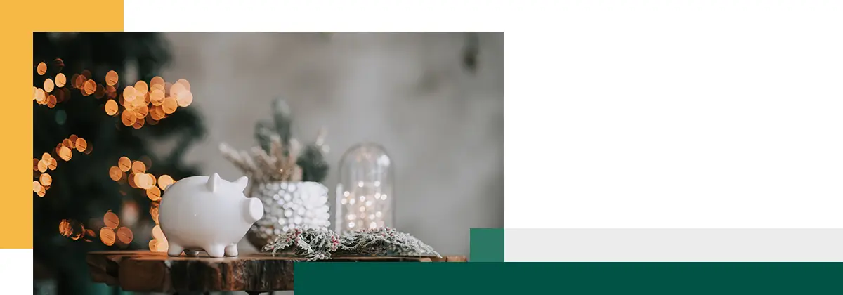 Tirelire dans une ambiance festive du Nouvel An Bokeh magique avec sapin de Noël et lumières vives