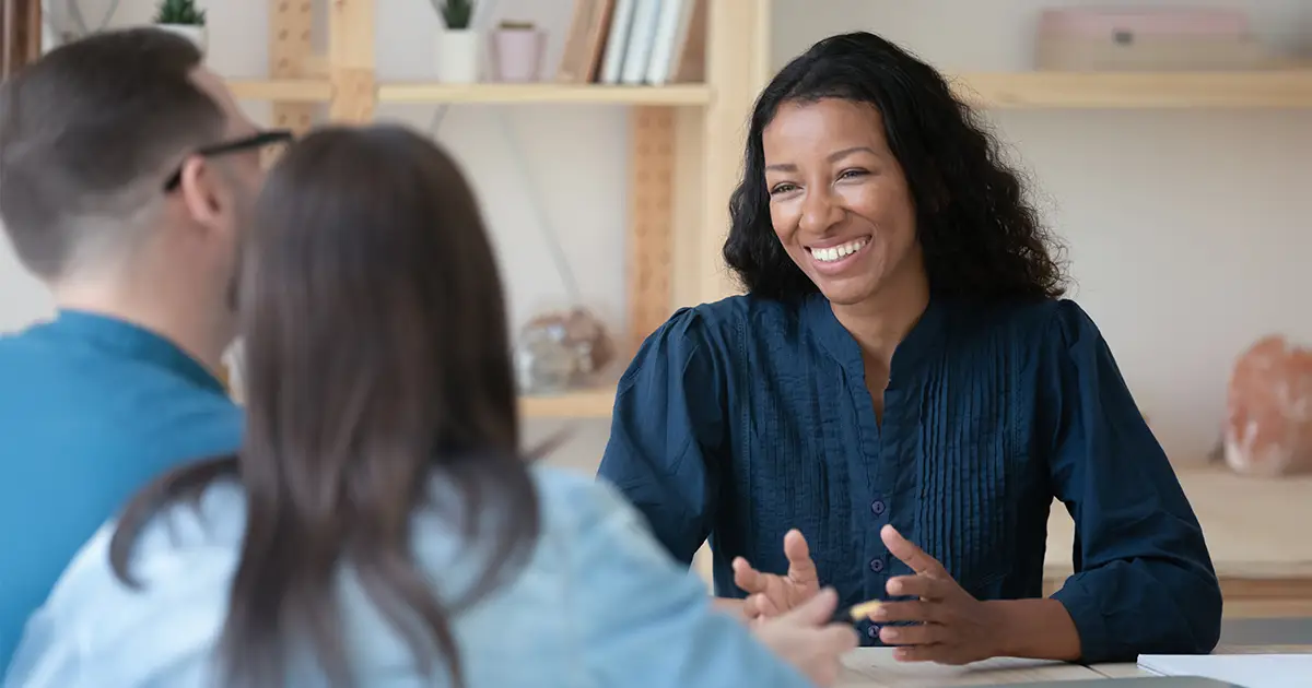 conseiller financier professionnel souriant parlant à ses clients