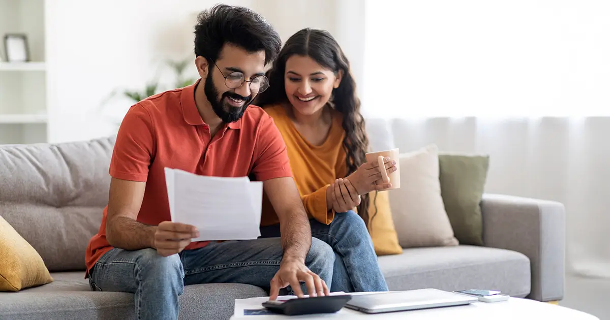 Les conjoints vérifient les documents financiers et calculent le budget familial à la maison