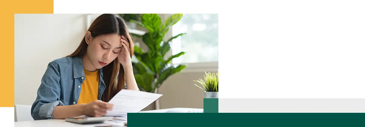 Jeune femme regardant une facture de carte de crédit