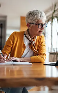 Femme d'affaires mûre prenant des notes