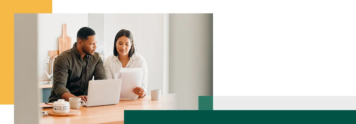 couple avec ordinateur portable regardant les factures budgétaires ou les documents financiers