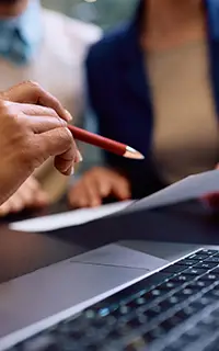 Des personnes examinent les états financiers