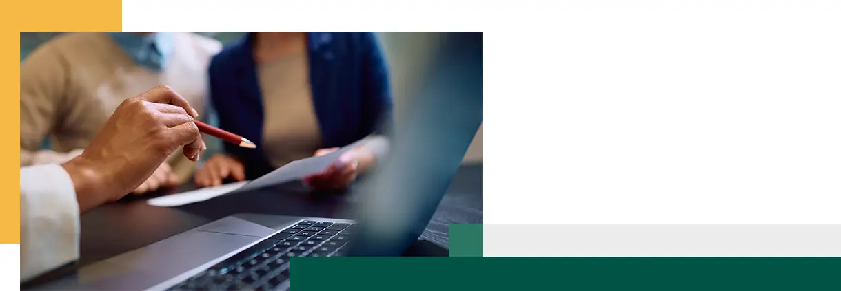 Des personnes examinent les états financiers