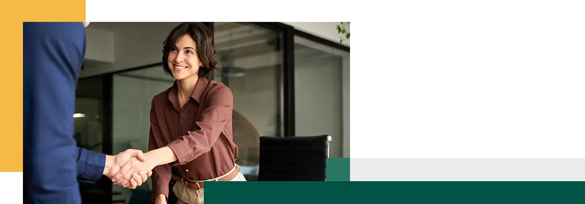 saluer le client avec une poignée de main