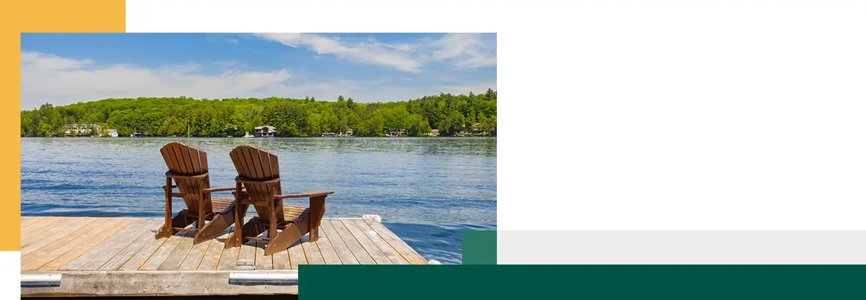 Deux chaises Adirondack sur un quai en bois