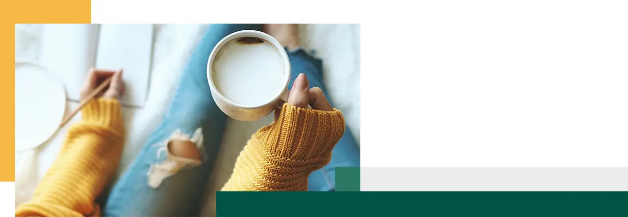 S'installer avec un café et un bloc-notes pour définir des objectifs financiers