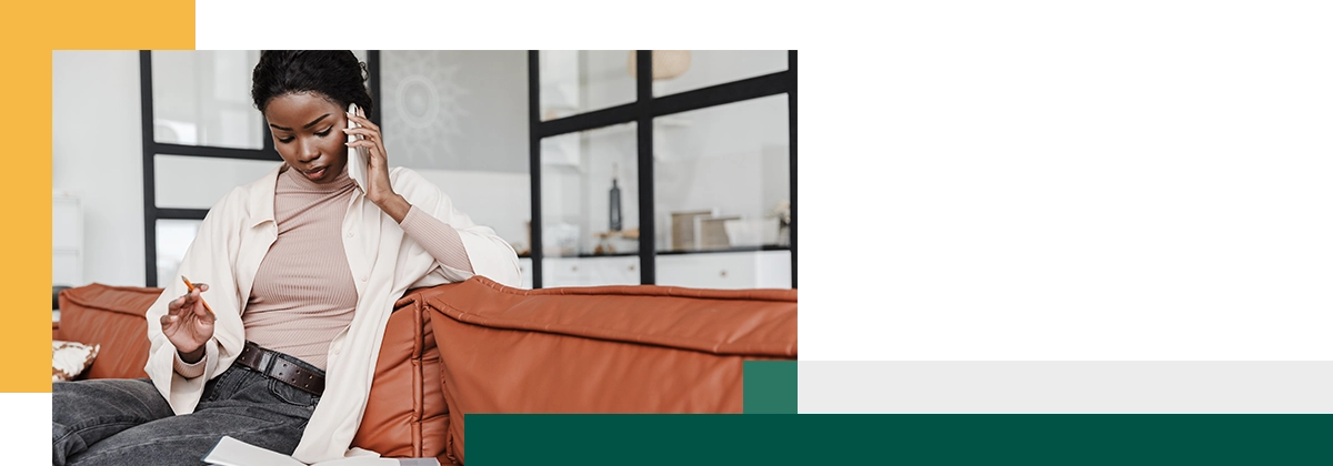 conversation téléphonique à proximité de documents