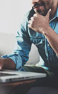 Travailler à la maison, assis sur le canapé
