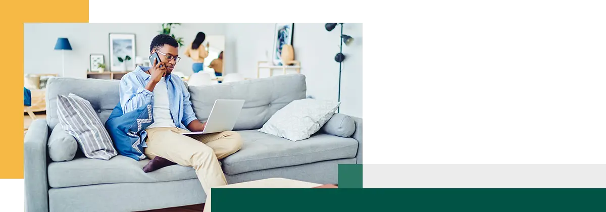 Jeune homme concentré, parlant au téléphone mobile.