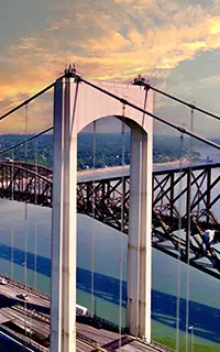 Vue du pont de Québec et du pont Pierre-Laporte sur le fleuve Saint-Laurent au coucher du soleil