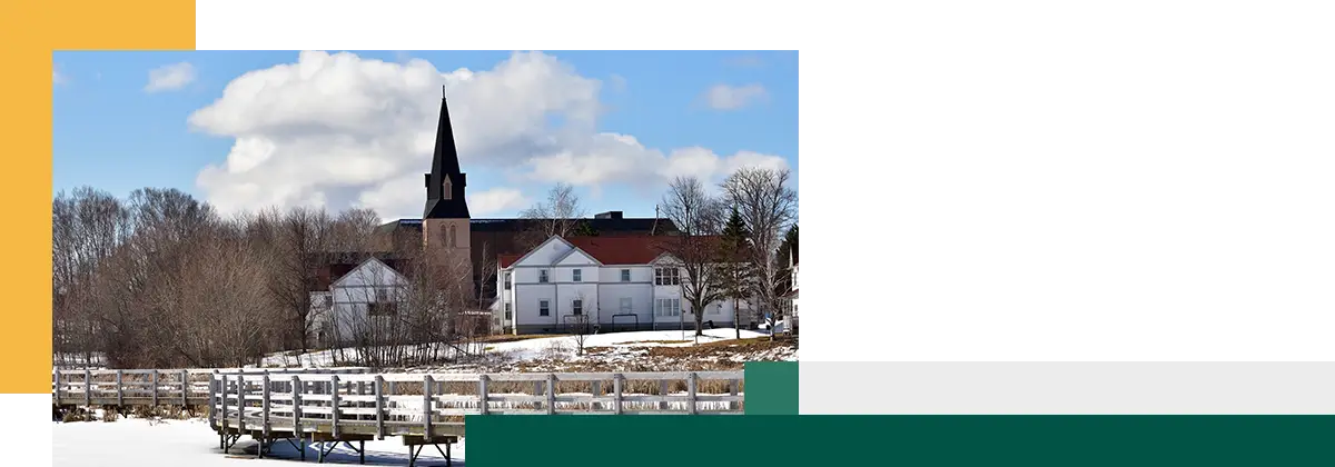 Un édifice dans un champ enneigé au Nouveau-Brunswick.
