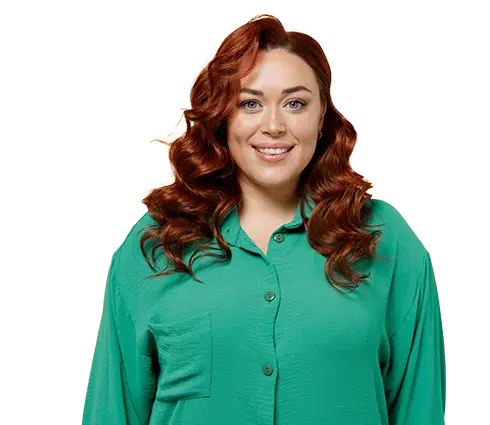Femme portant une chemise verte souriante
