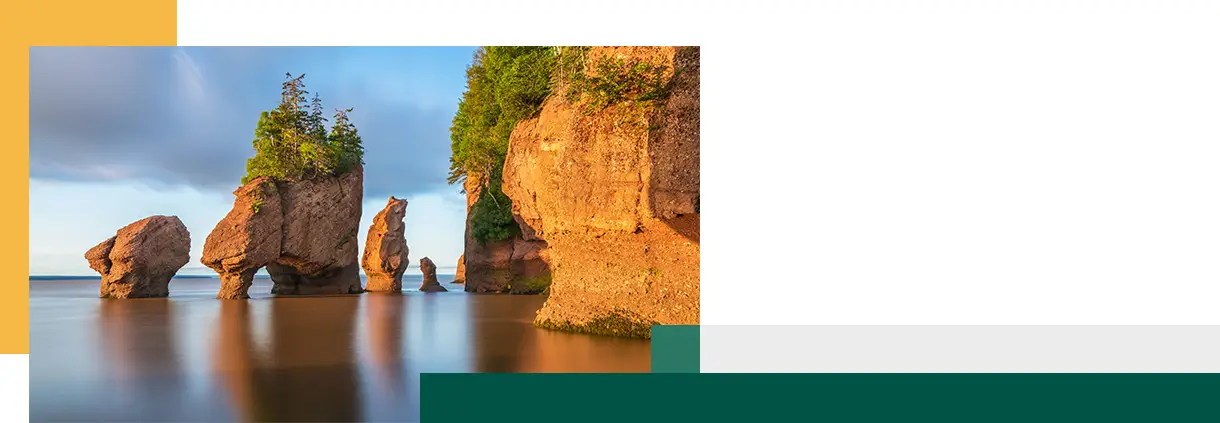 Rocher Hopewill au lever du soleil à marée haute, Nouveau-Brunswick, Canada