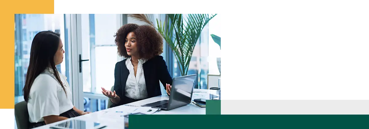 Des femmes d'affaires consultent en bureau au sujet des finances