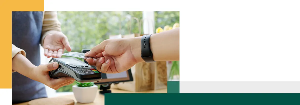 Gros plan sur des gens qui travaillent dans un petit café