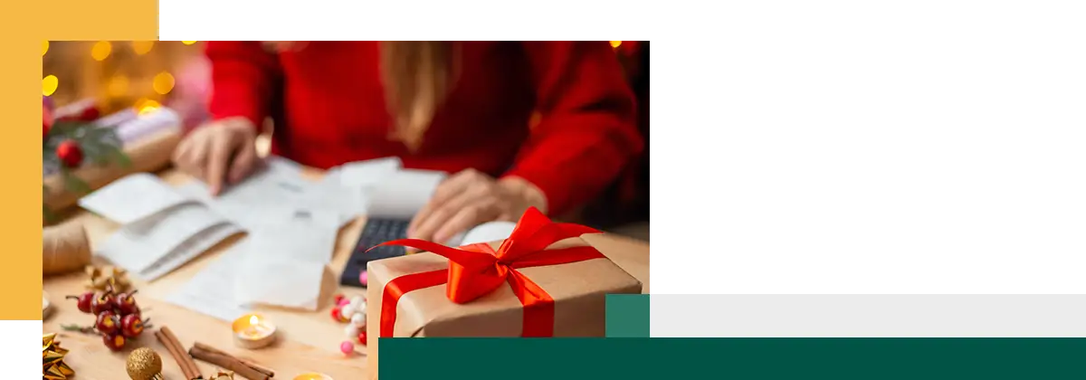 Une table pleine de billets, les mains d'une femme qui vérifie et calcule tout.