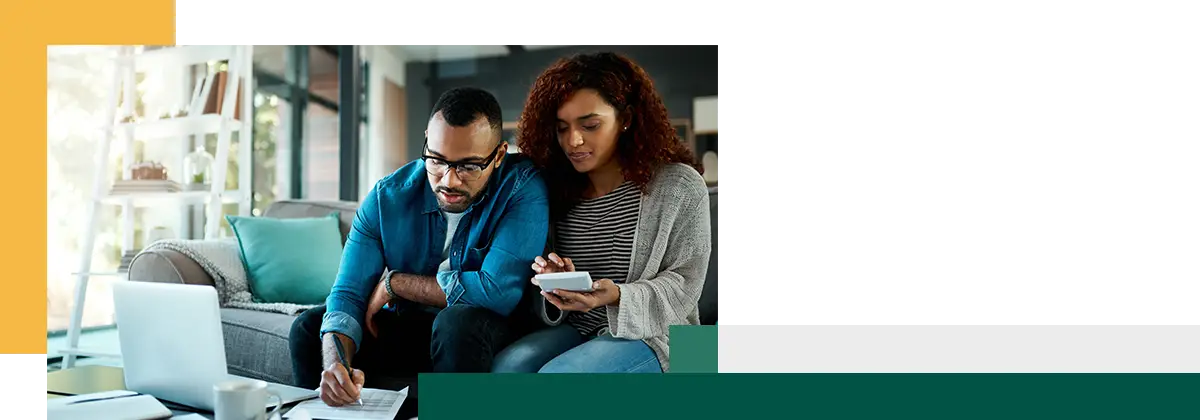 Un jeune couple examine ensemble les taux d'intérêt
