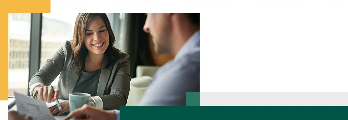 Réunions de documents et planification des hommes d'affaires sur tableur ou conseils fiscaux
