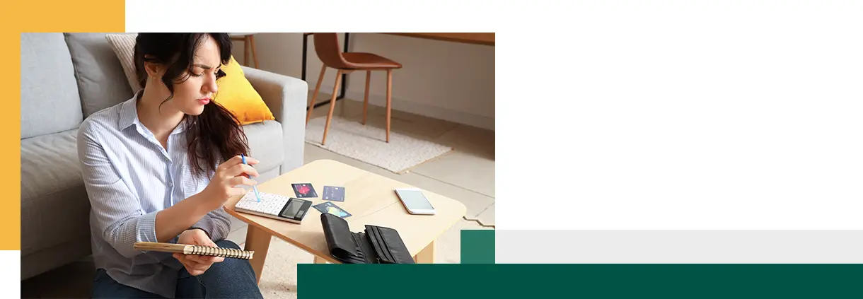 Jeune femme planifiant son budget à la maison