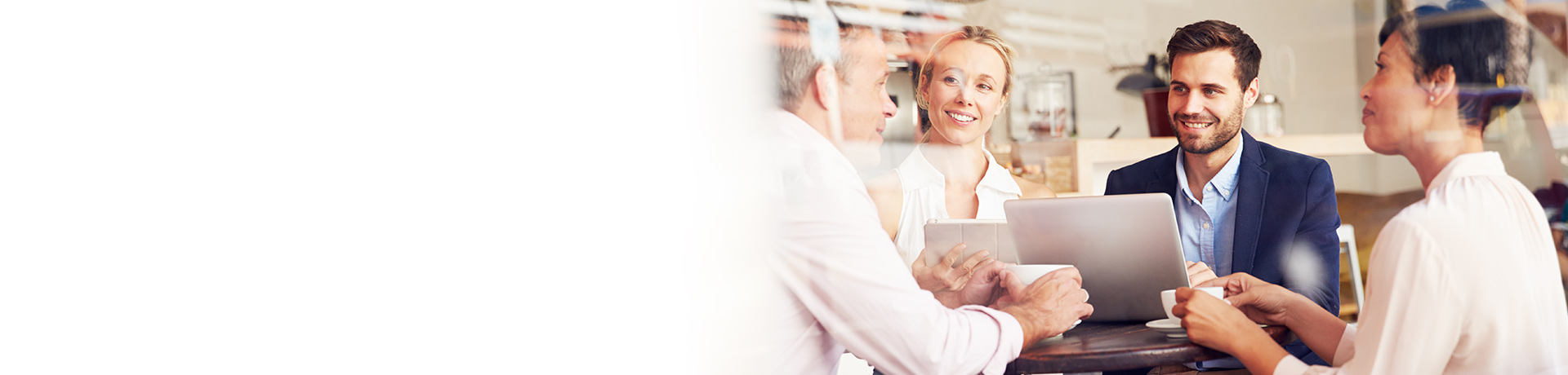 réunion d'affaires autour d'une table avec quatre personnes