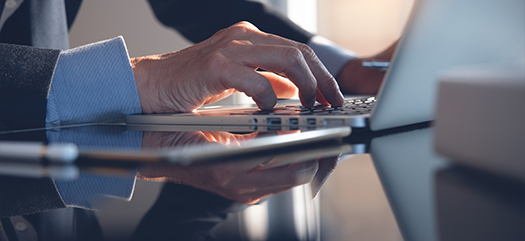 Personne tapant sur un ordinateur portable