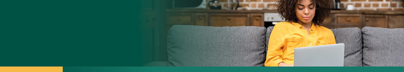 femme en chemise jaune tapant sur un ordinateur