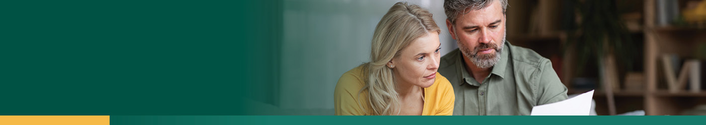 couple regardant la facture et discutant des finances