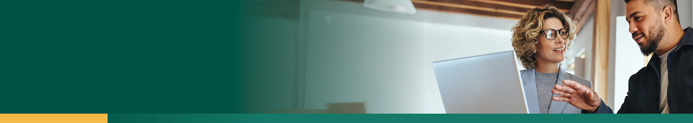 homme et femme discutant tout en regardant un ordinateur portable