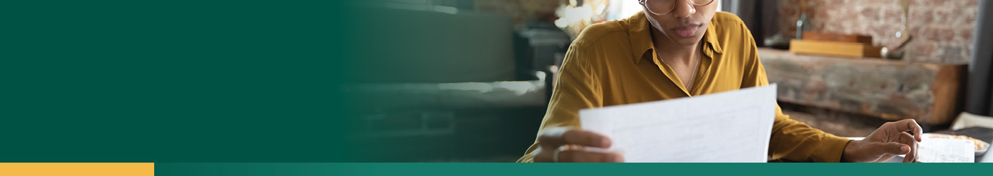 femme regardant les factures