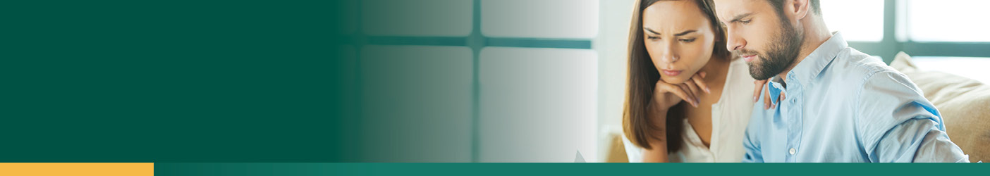 couple regardant un ordinateur portable