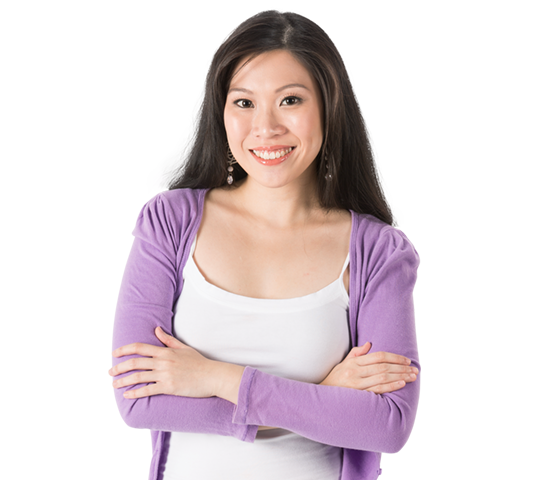 Femme croisant les bras et souriant.